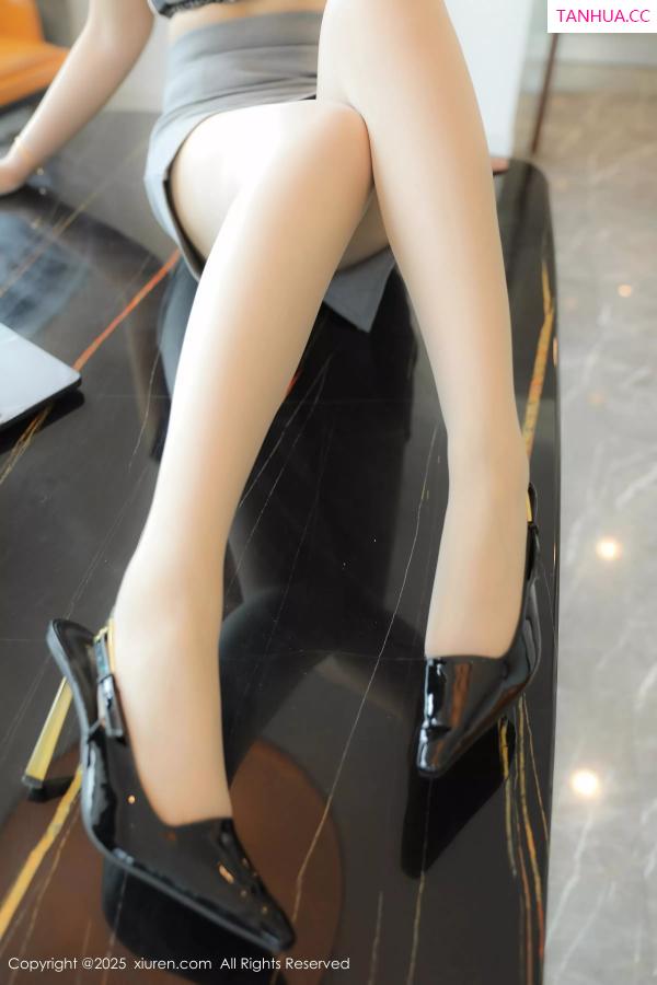希雅  [XiuRen]高清写真图 2025.04.28 No.10213 希雅sia 白色丝袜第41张图片